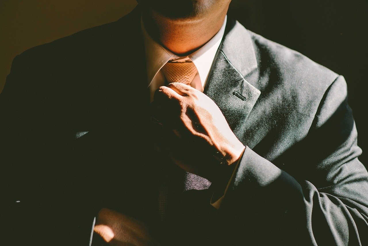 ネクタイを締める男性のイメージ
