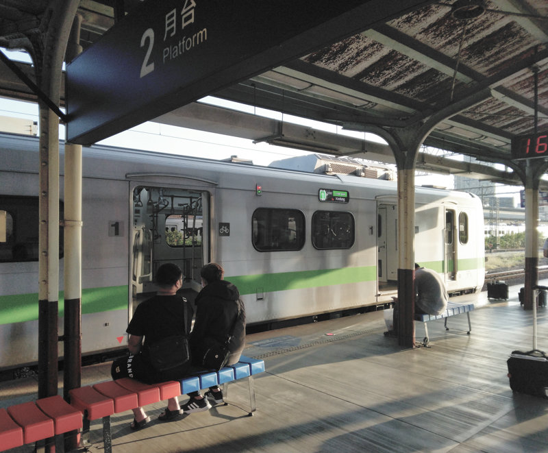 新竹駅に到着した普通列車