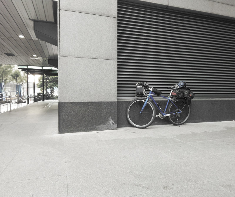 長庚醫院駅前で自転車を組み立てる