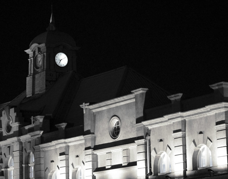 夜の新竹駅はライトアップされる
