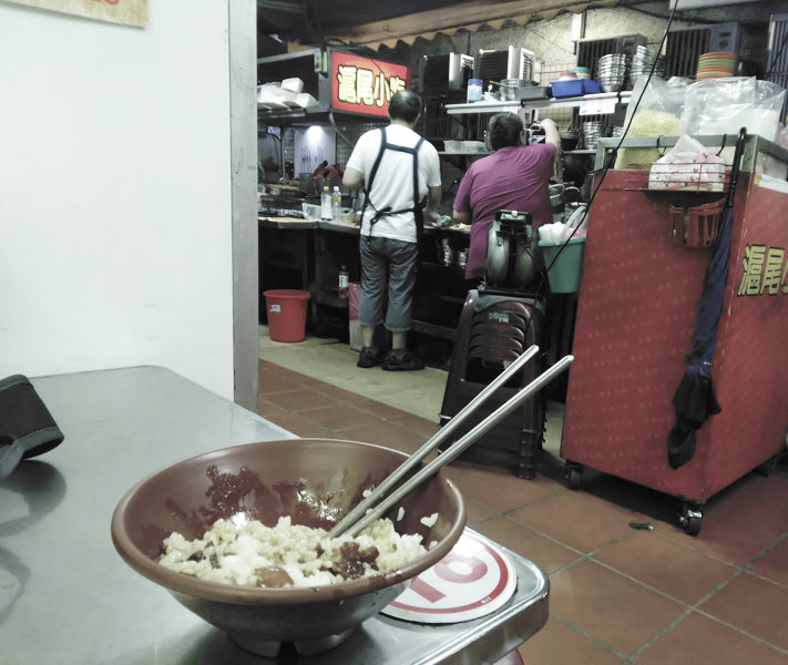 淡水の露店で魯肉飯を食べる