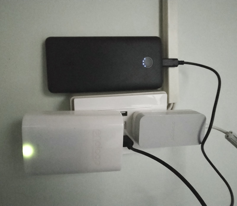 ホステルのベッドで充電する