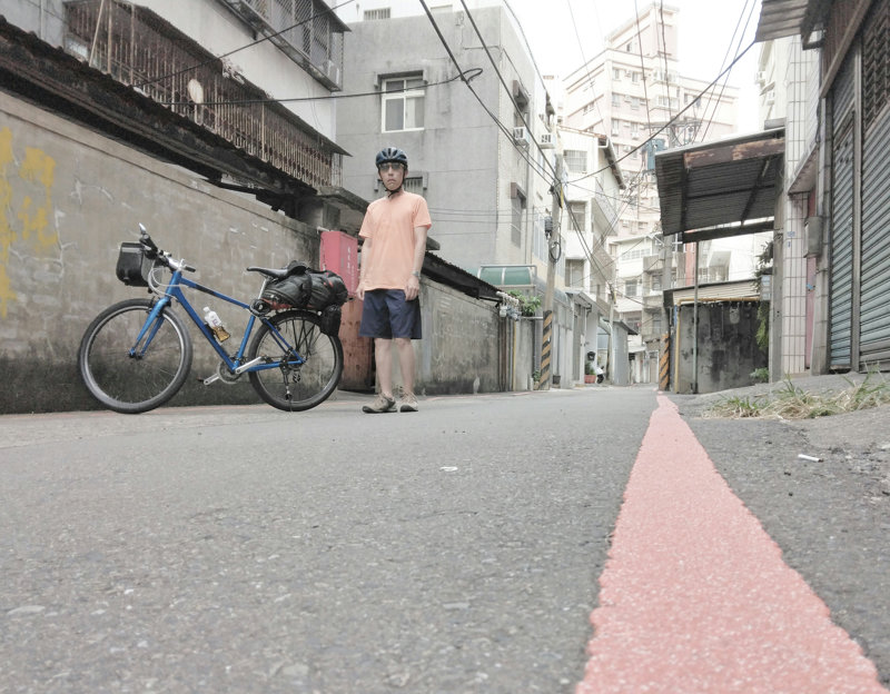台湾縦走3日目の朝、新竹の路地にて