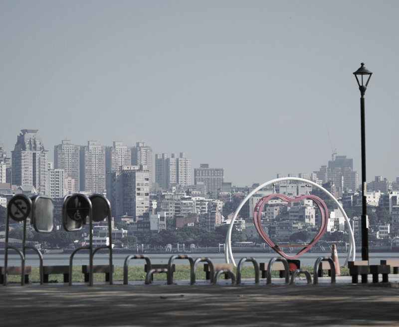 対岸から淡水の市街地を望む