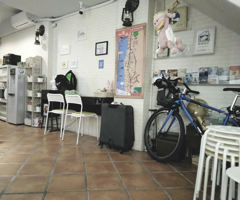 淡水のホステルでは自転車をロビーに置かせてもらう