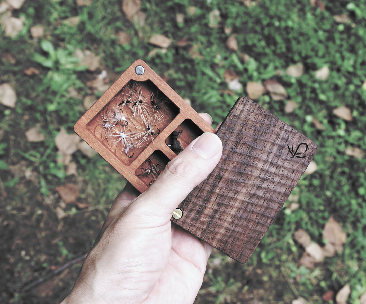 チェリーを刳りだして制作する毛ばりケースは片手で開閉ができる