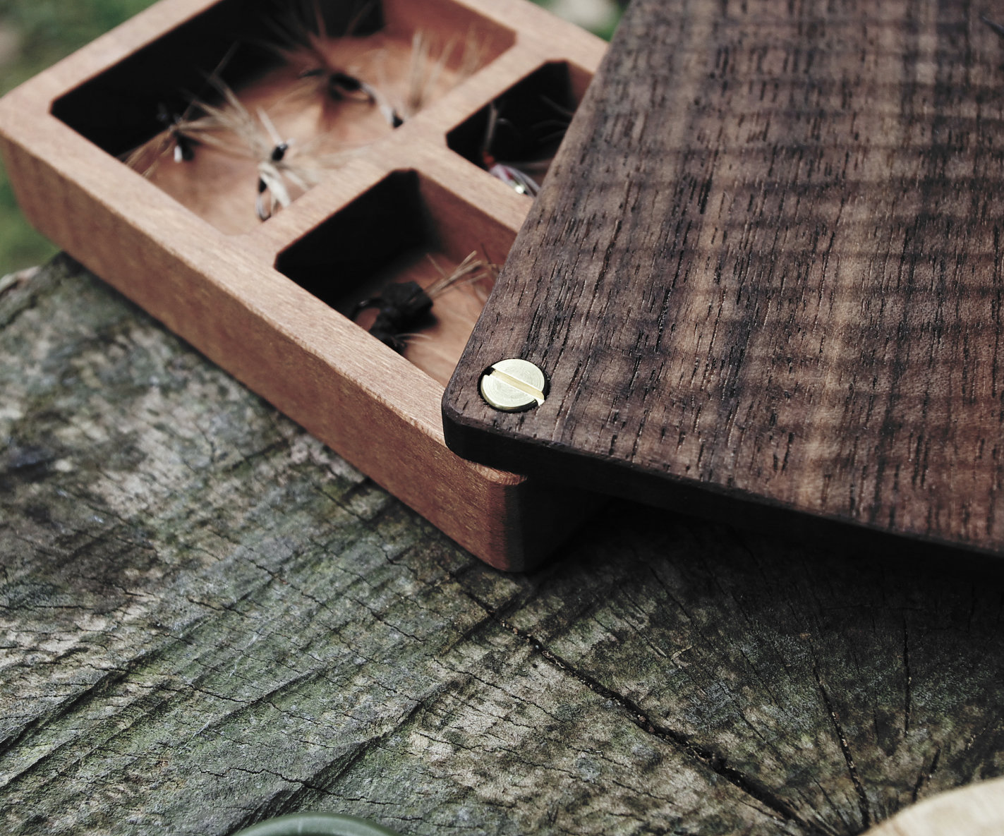 真鍮の軸が回転し開閉する毛ばりケースは手加工で作られる