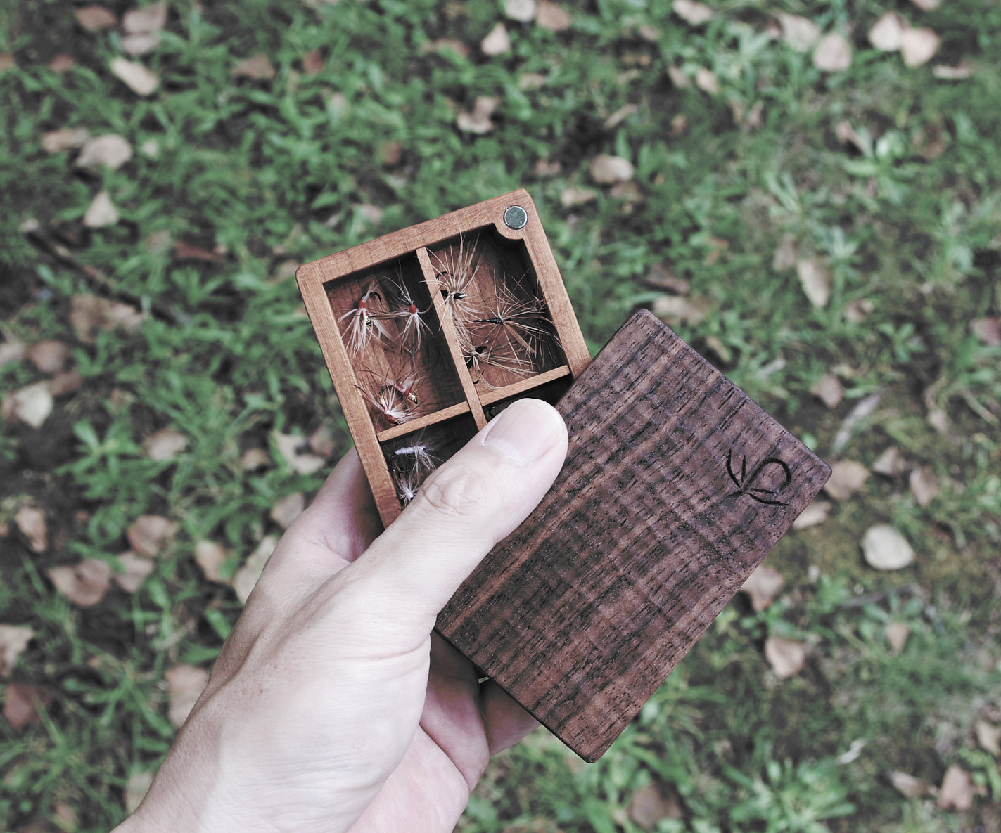 このフライケースはチェリーの無垢材を刳りだして制作している