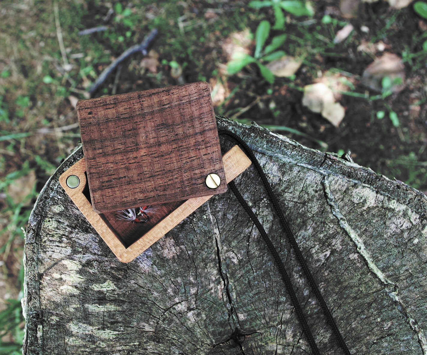 片手で開閉できる便利な毛ばりケース