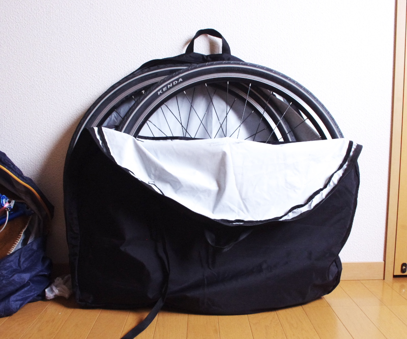 タイヤが付いた自転車のホイールを収納するバッグ