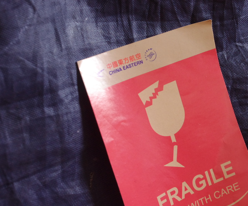 梱包した自転車に貼られたフラジャイルステッカー