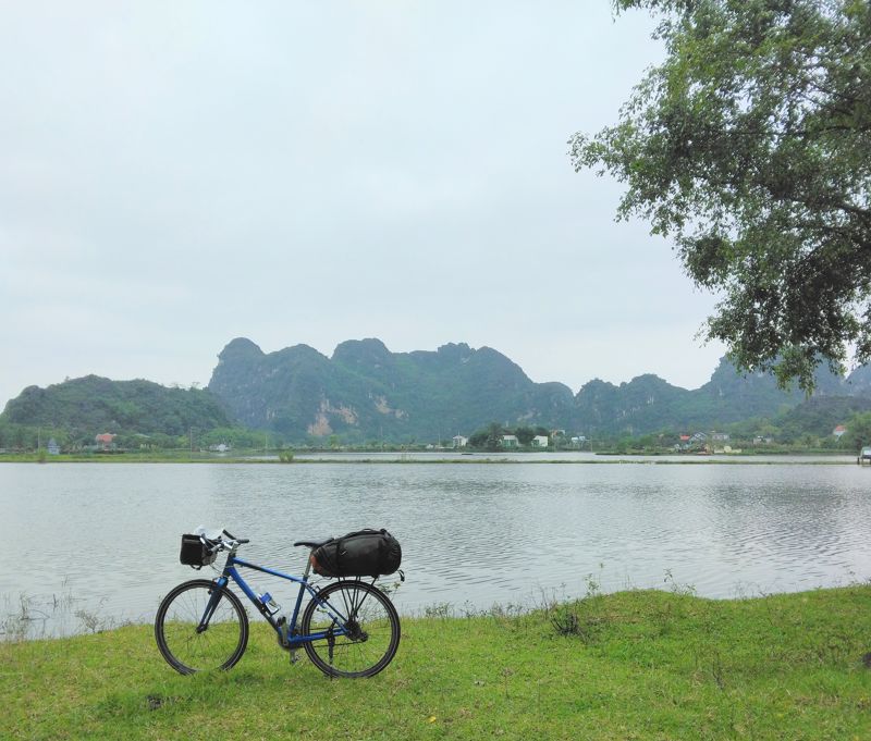ニンビン付近の池をサイクリング