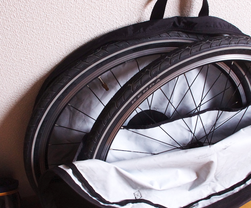 ずらして二つのホイールを入れることができるバッグ