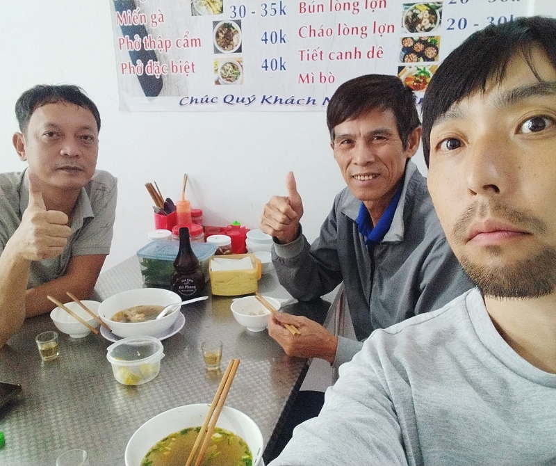 地元のおじさんにお酒をごちそうになった著者