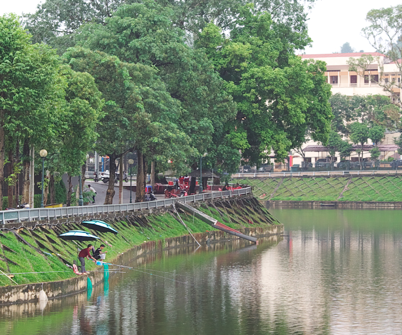 イェンバイ中心部の池で釣りをする人たち