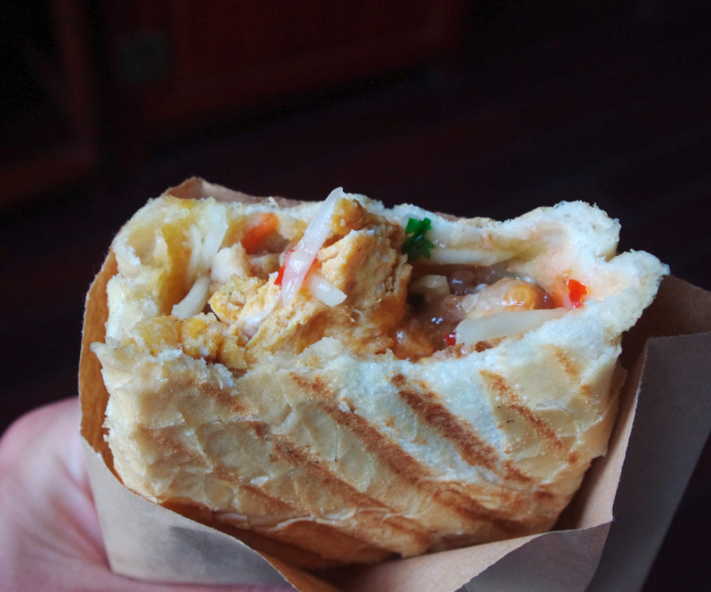 具沢山でホカホカのベトナムの庶民食、バインミー