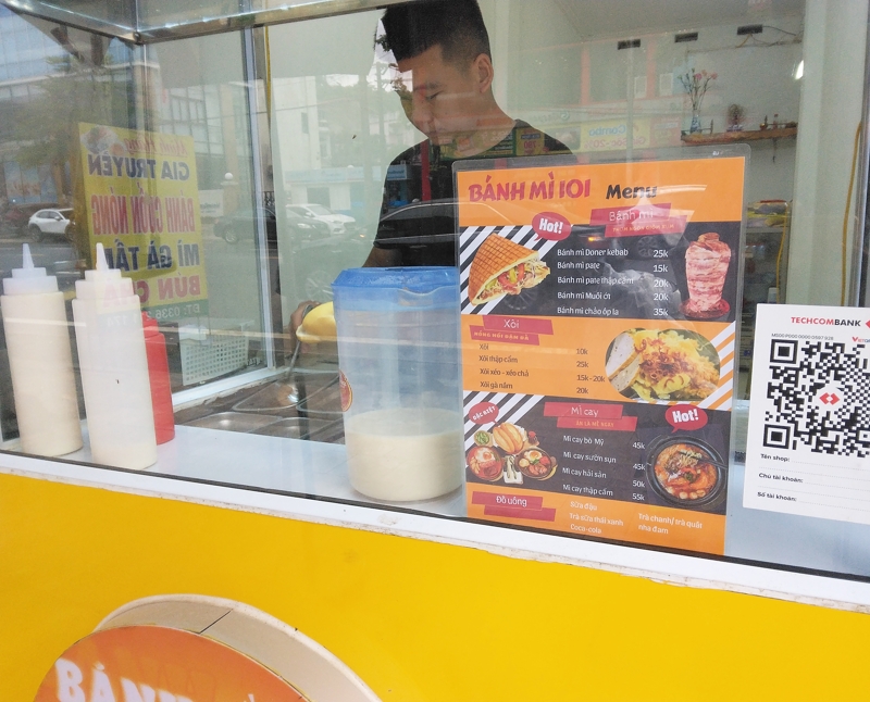 屋台でバインミーを注文する