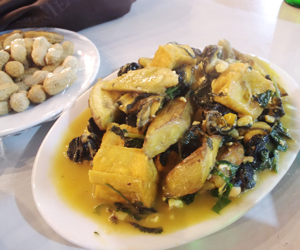 タニシとバナナのレモングラス炒め