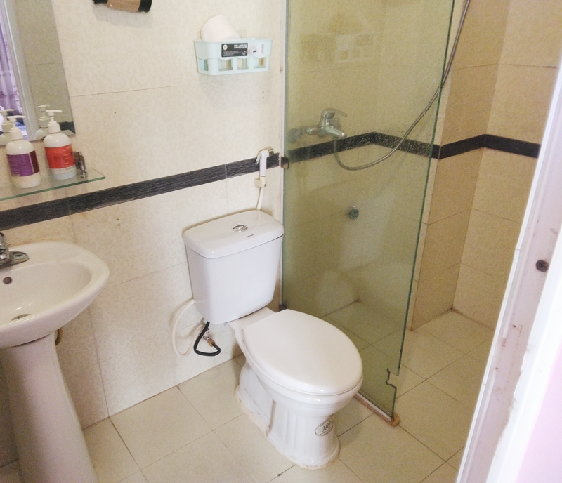 ベトナムのホテルの一室。シャワーとトイレの仕切りがあり使いやすい