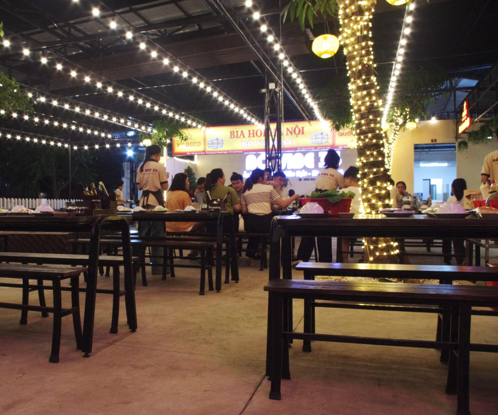 ベトナムのビアホイは家族連れでにぎわっていた