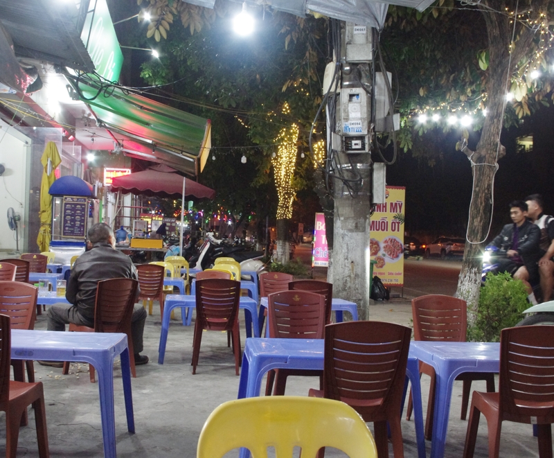 ビアホイにはプラスチックのテーブルと椅子がよく似合う