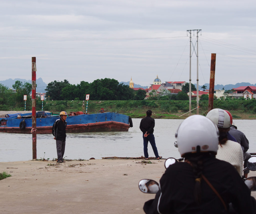 浮き桟橋が開通するのを待つ車列