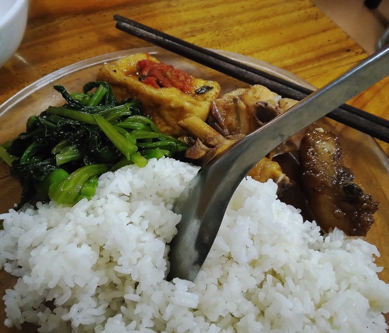 コムビンダンの多彩なおかずとベトナムのお米