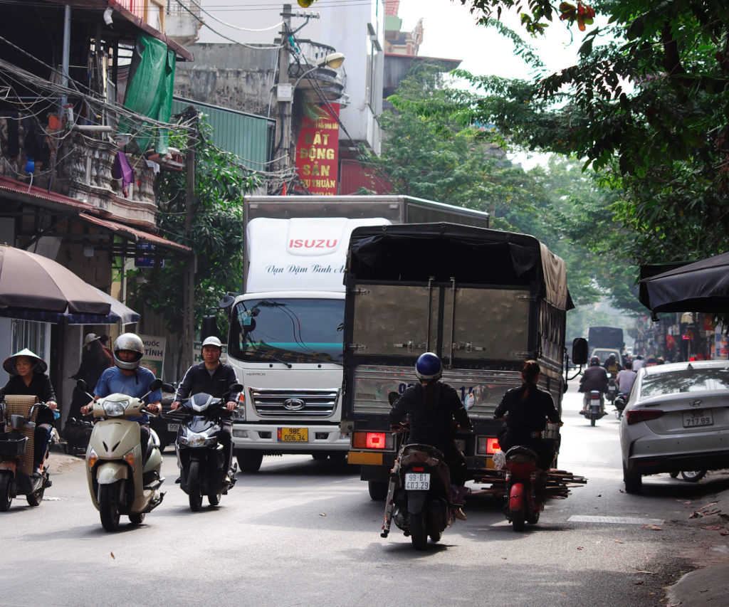 ベトナムの街路は活気がある