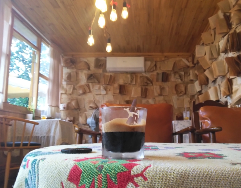 おしゃれなカフェでカフェデン（ベトナムのブラックコーヒー）を飲む