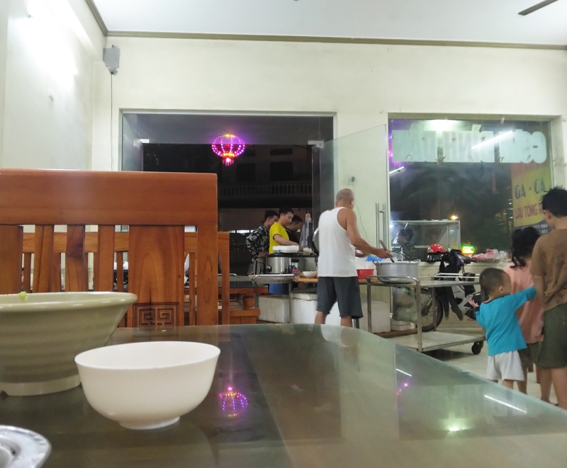 庶民食堂の元気なじいちゃんがご飯をよそってくれた