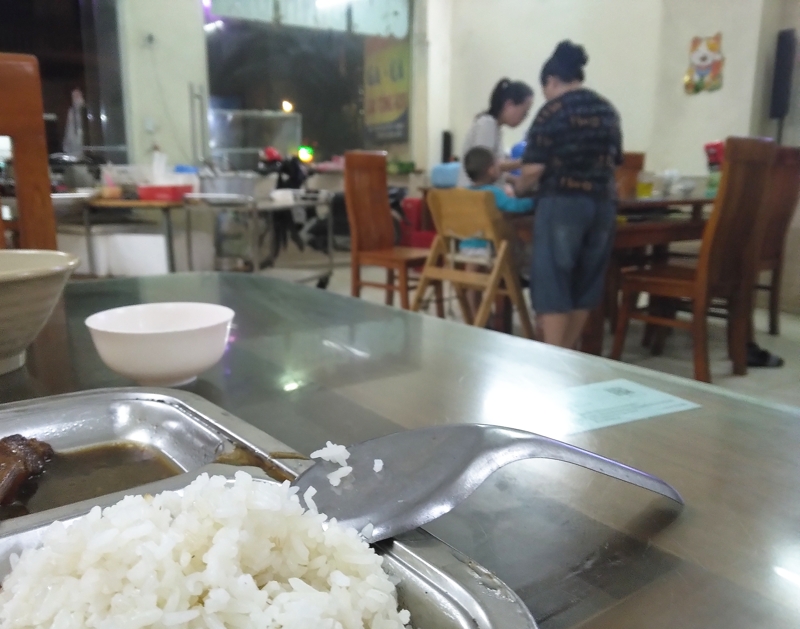 食堂の中に家族の生活の場がある