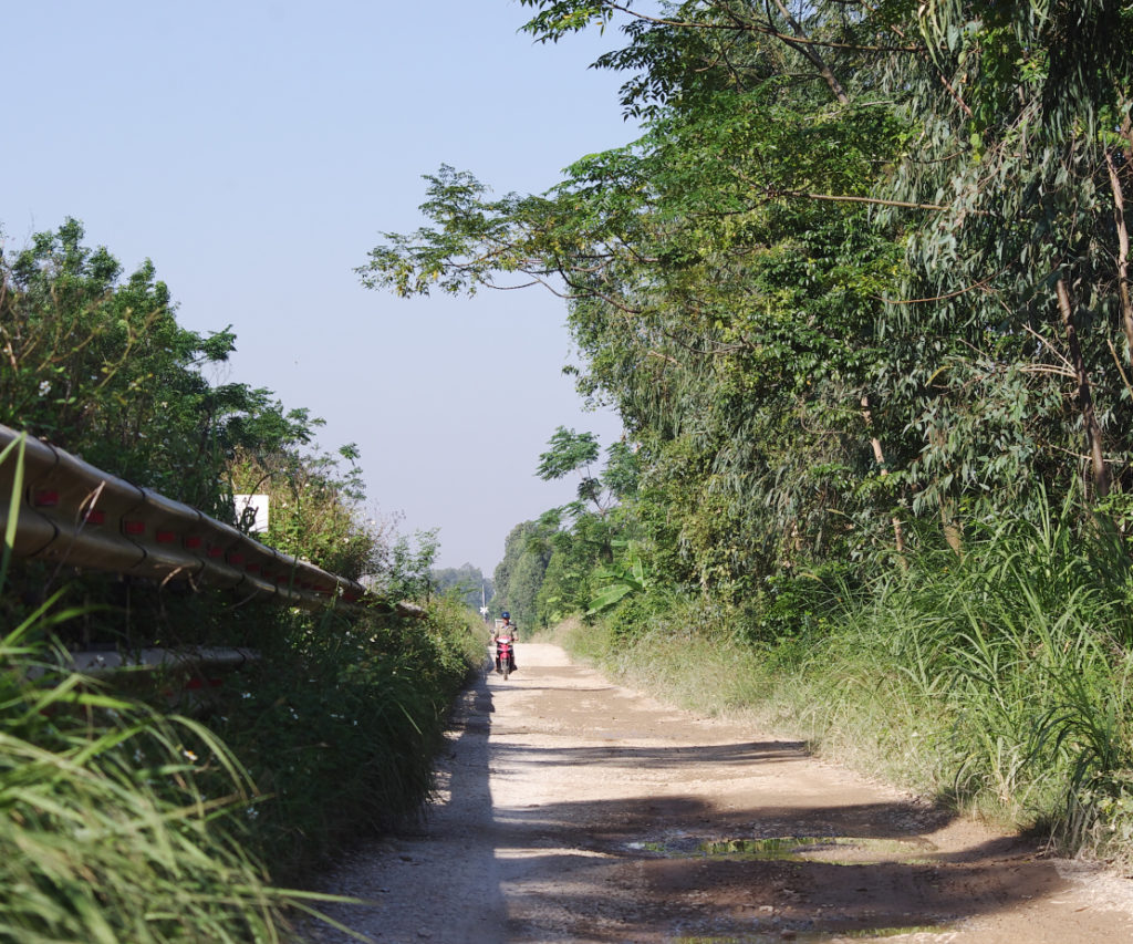 ハノイ郊外の未舗装路を行く