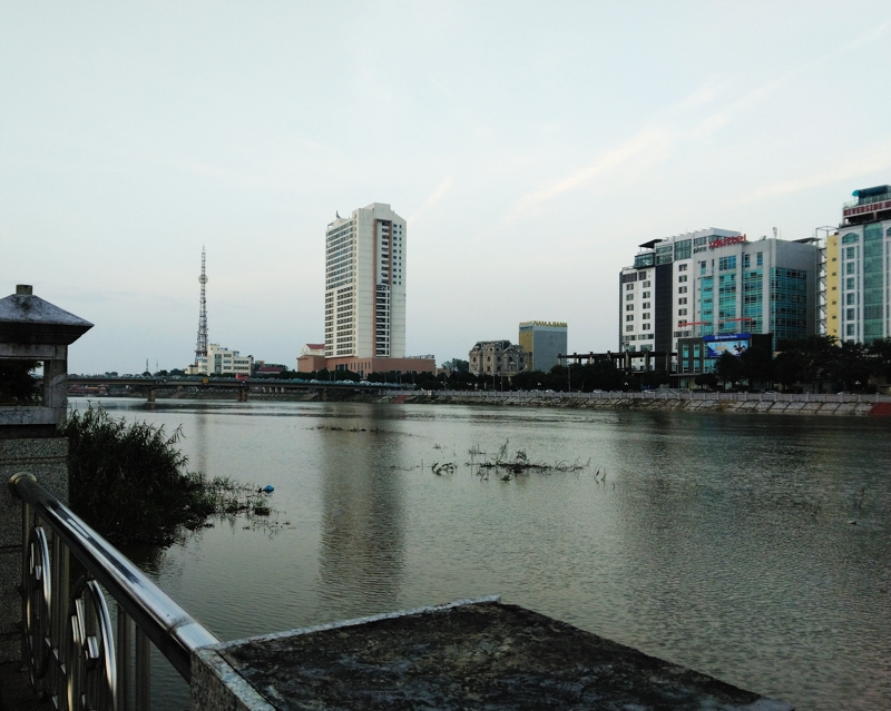 フーリーの中心地には大きなホテルが立ち並ぶ