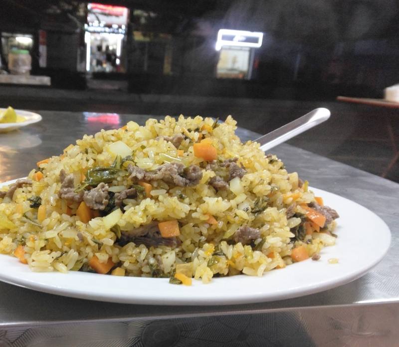 ニンビンの場末の食堂で食べたチャーハンは絶品だった