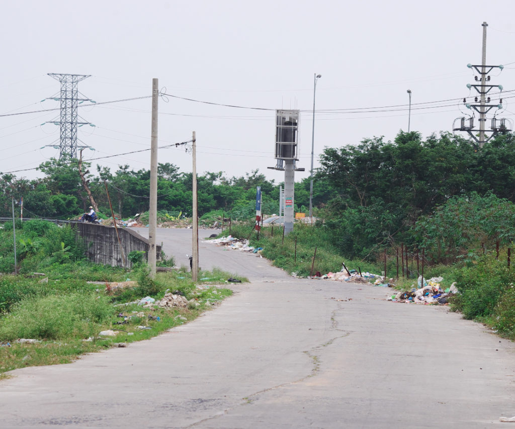 ゴミが散乱するベトナムの郊外