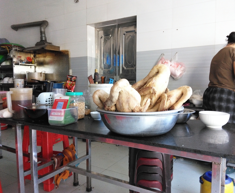 食堂の調理台にはアヒルがあった