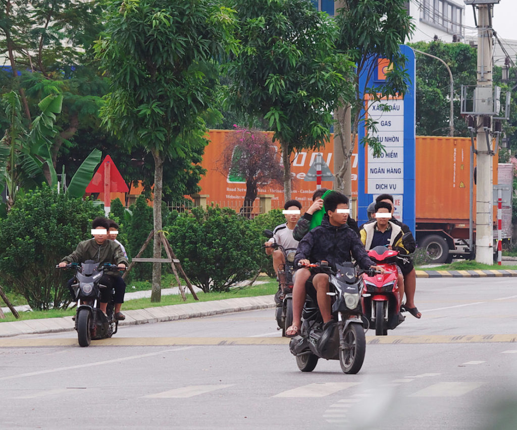 ベトナムではバイクに乗る少年たちをよく見かけた