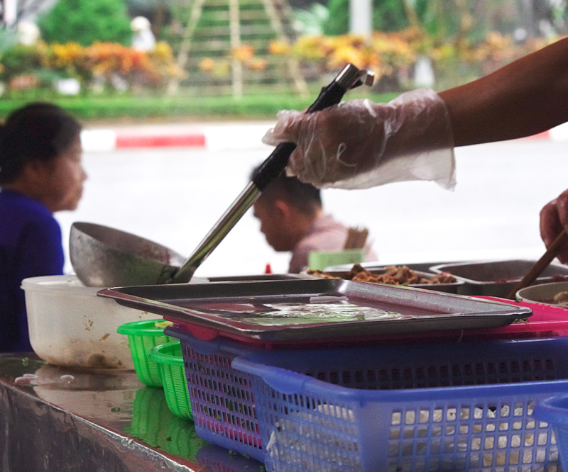 ベトナムの食堂は朝から活気に満ちている