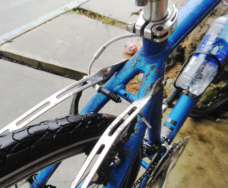 土砂降りの雨で汚れた私の自転車