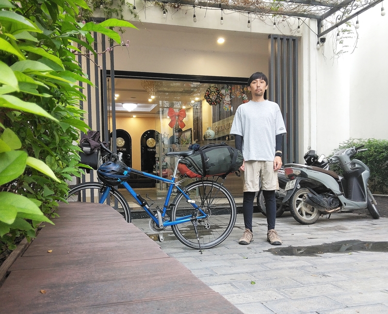 ニンビンのホテルの前で、自転車と私