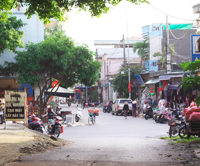 ニンビン郊外の街は活気がある