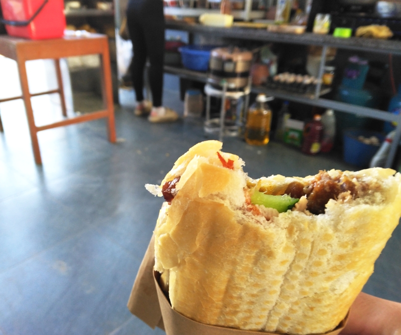 バインミー屋さんでベトナム名物バインミーを頬張る