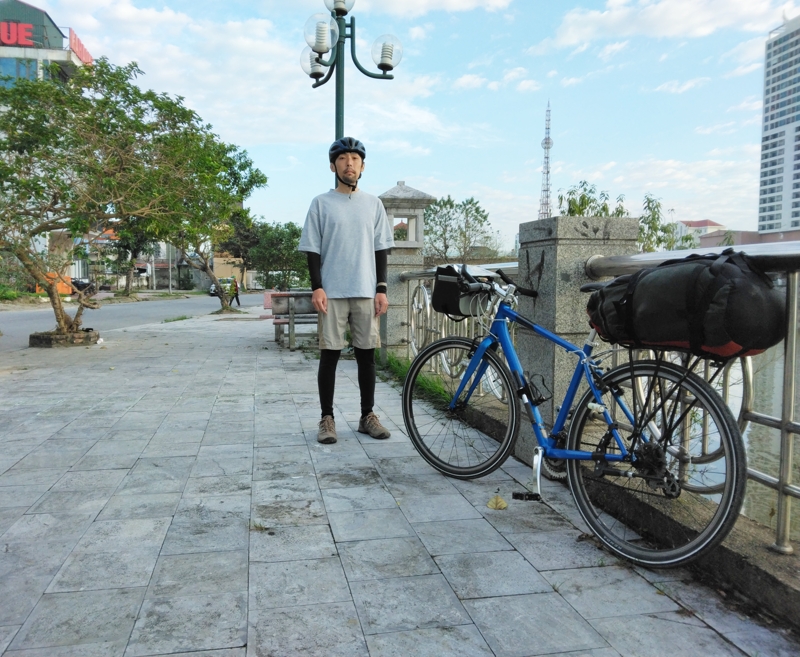 フーリーの朝、記念撮影をするブログの著者