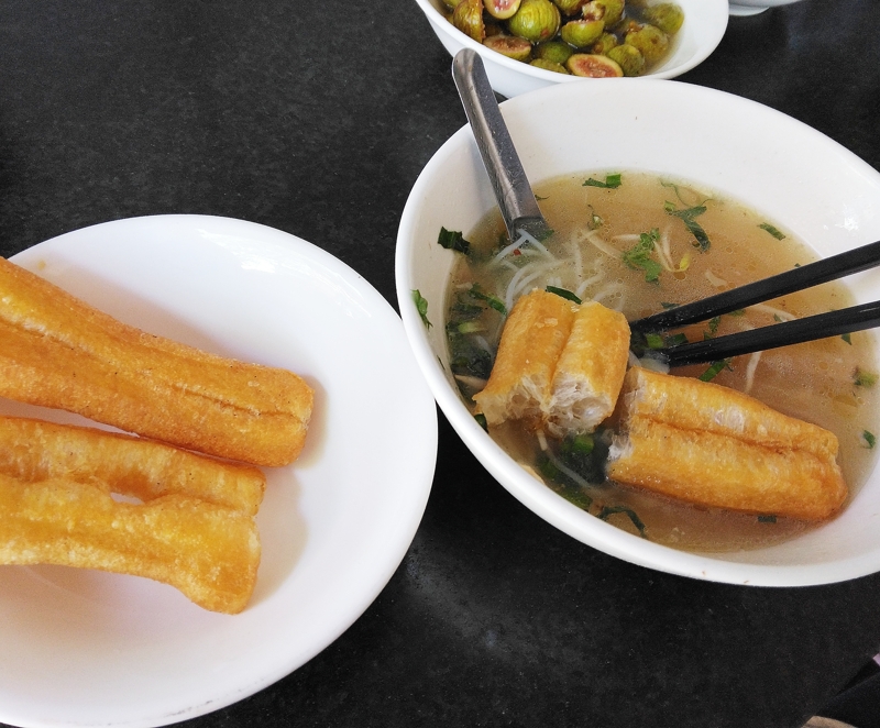 ブンの残りスープにクオイという揚げパンを入れていただく