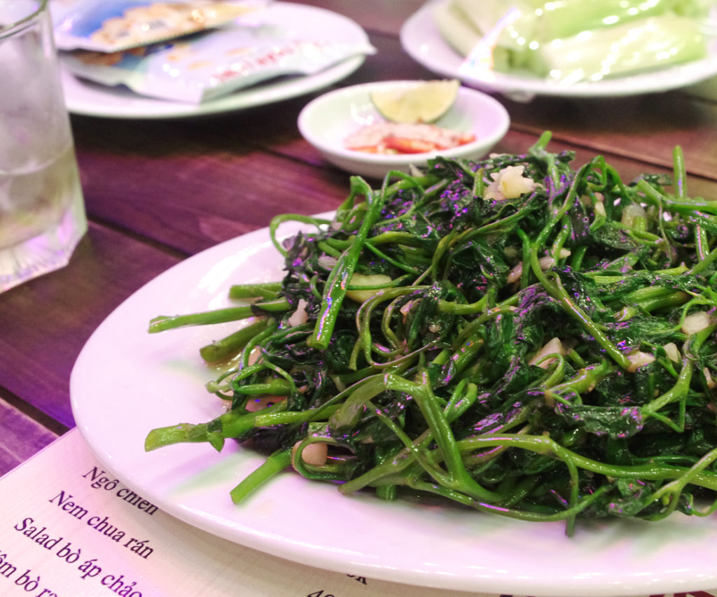 ベトナムの定番メニュー、空心菜のニンニク炒め