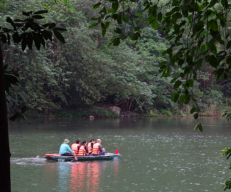 リバークルーズを楽しむ団体旅行の人たち