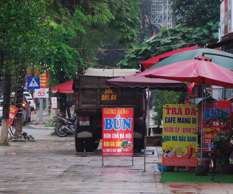 雨のイェンバイ市内、ブンの看板