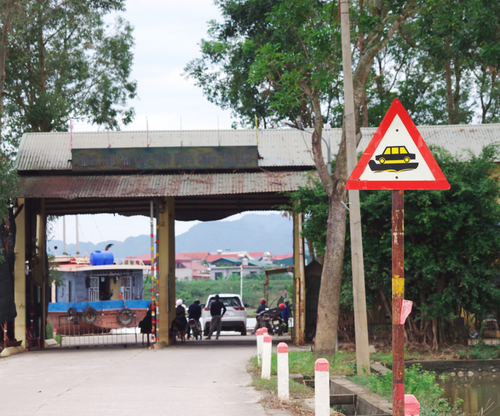 ホン川デルタで浮き桟橋で川を渡る