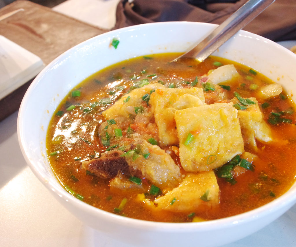 揚げ豆腐のトマト煮はビアホイの定番メニュー