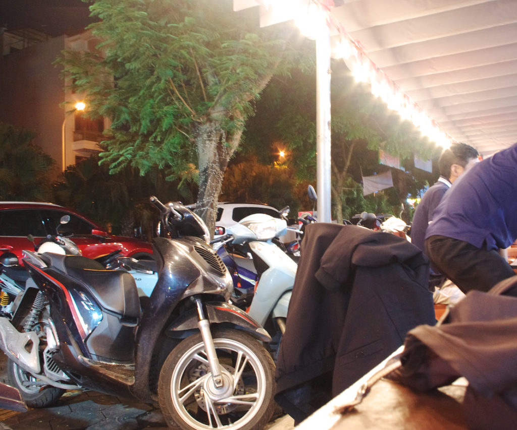 飲み屋にもバイクで来るベトナムの人たち